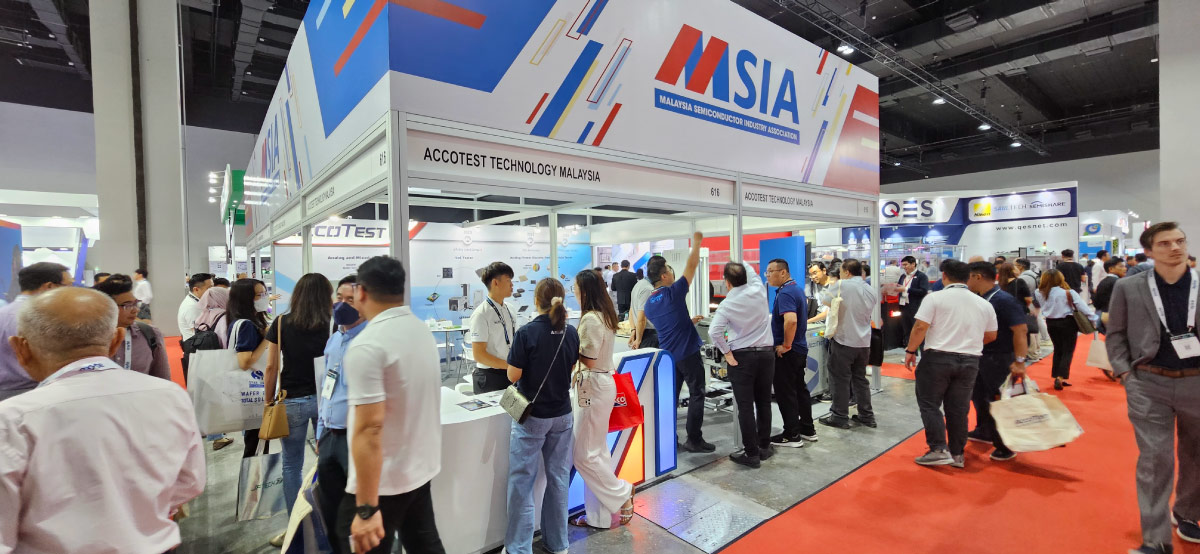 Crowd starts to pour in by noon and surrounds our booth under the Malaysia Pavilion.