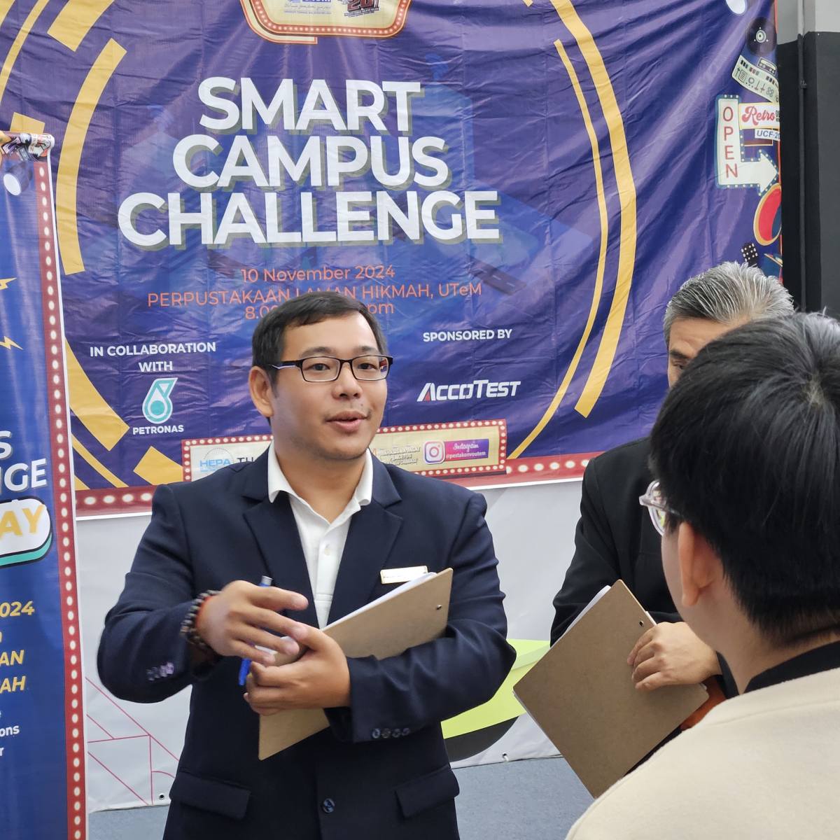 AccoTEST SEA Test Engineering Manager, Lim Chuan Zhong, talks to a team of students during the assessment of the Smart Campus Challenge.